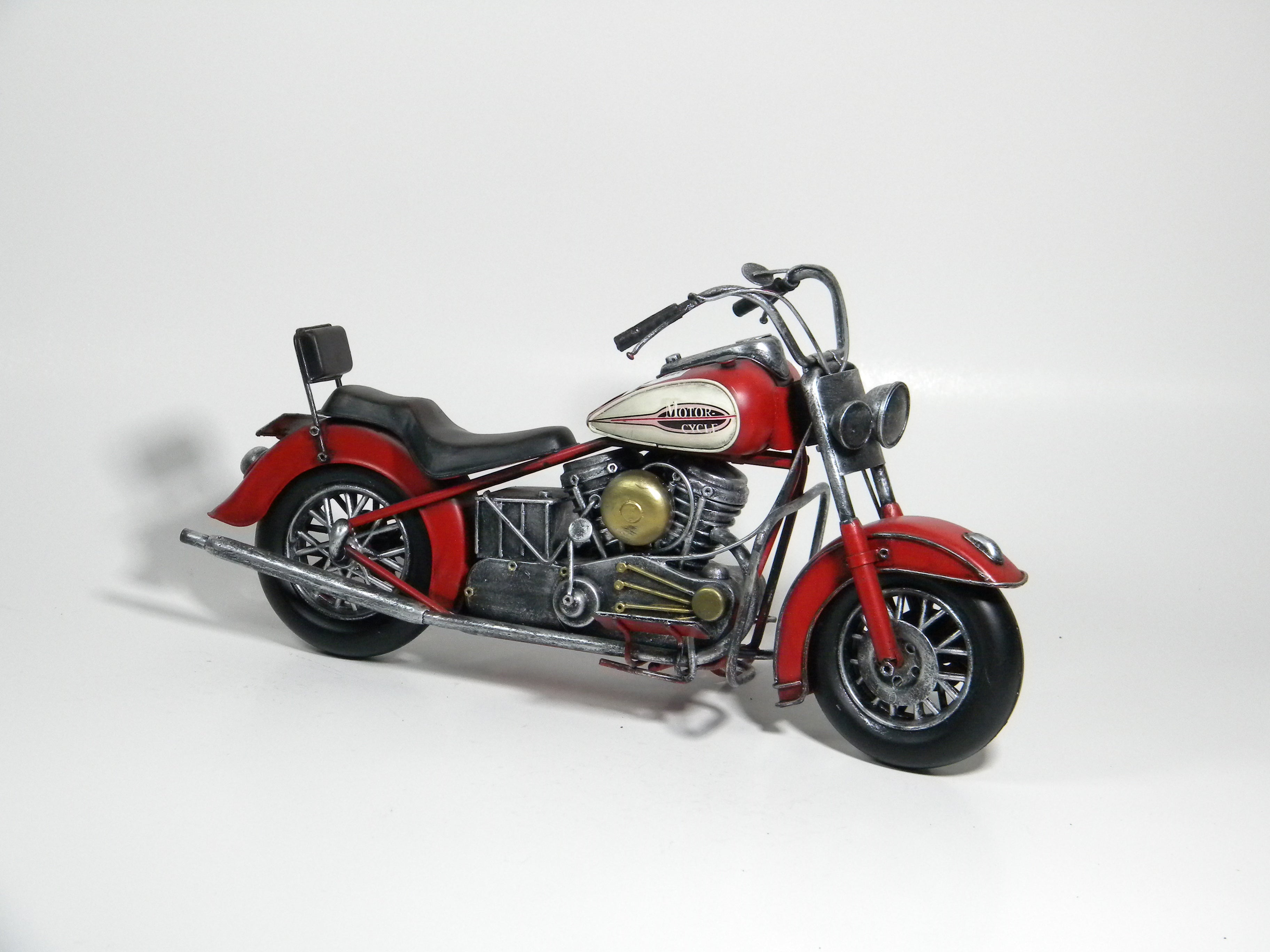 Red Chopper-Style Motorcycle – Retro Metal Decor